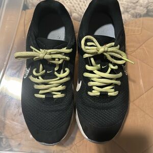 Boys US 4Y Nike sneakers